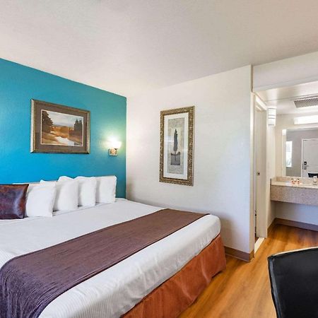 Travelodge By Wyndham Miles City Bagian luar foto